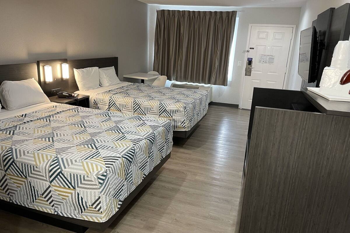 Blackout drapes, free WiFi, bed sheets