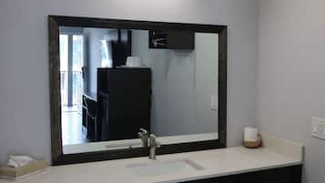 Combined shower/bathtub, towels