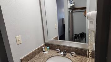 Ensemble douche/baignoire, articles de toilette gratuits, sèche-cheveux