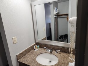 Combined shower/bathtub, free toiletries, hair dryer, towels