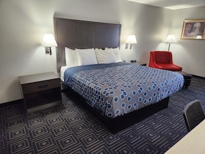 Standard Room, 1 King Bed, Non Smoking | In-room safe, desk, laptop workspace, blackout curtains