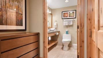 Deluxe Room, 1 Bedroom (Residence) | Bathroom | Combined shower/tub, free toiletries, hair dryer, bathrobes