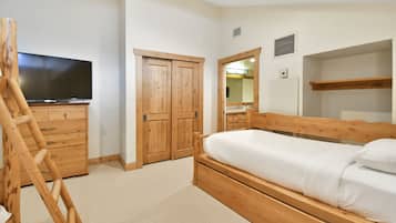 Penthouse, 4 Bedrooms | Peralatan tempat tidur premium, tilam berlapik, peti besi dalam bilik