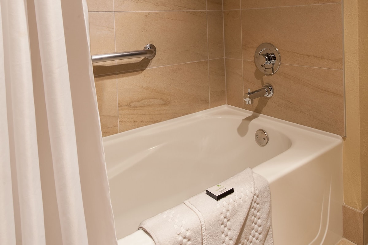 Combined shower/tub, free toiletries, hair dryer, bathrobes