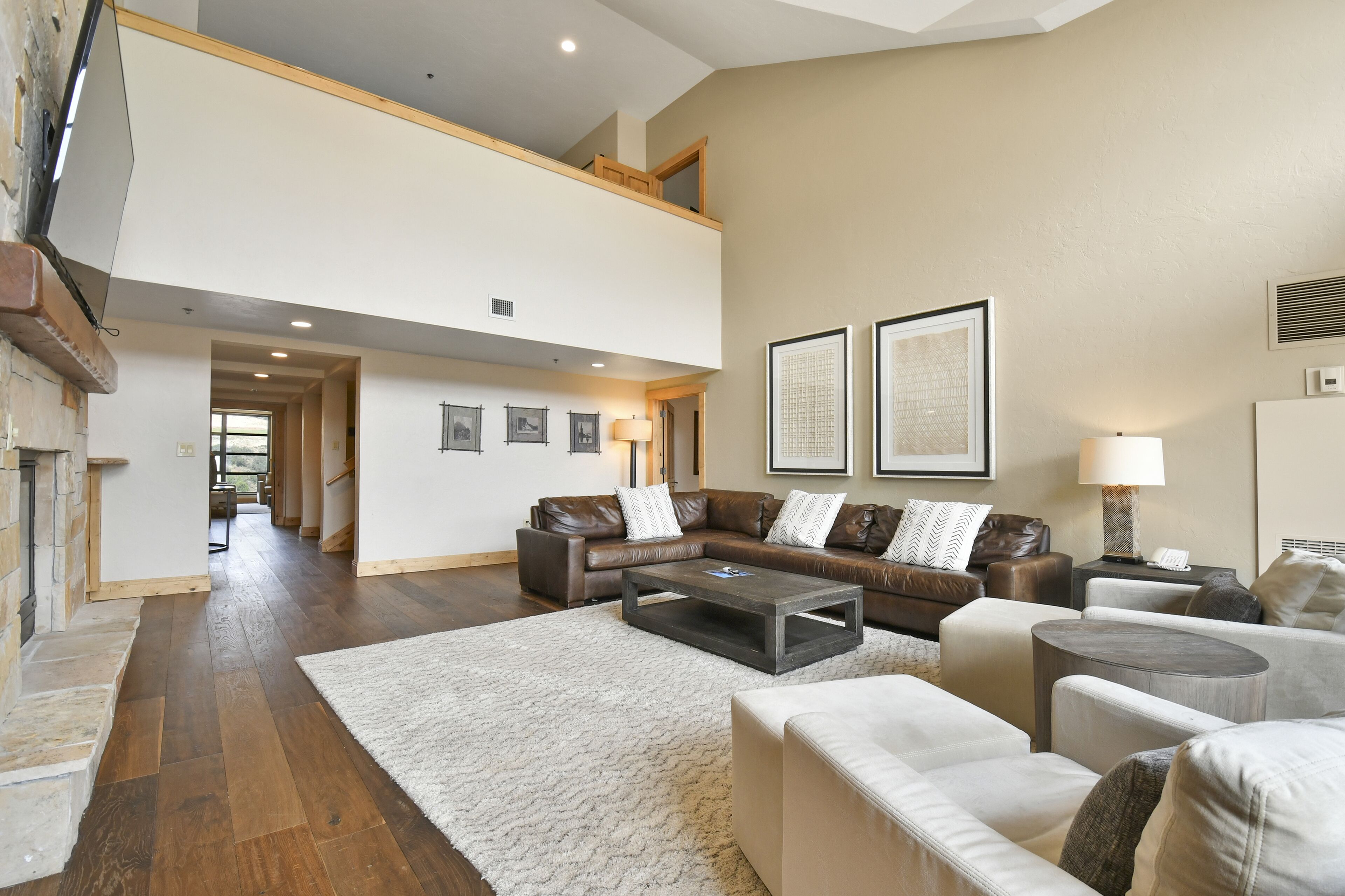 Penthouselejlighed - 4 soveværelser | Opholdsområde | 42-tommers fladskærms-tv med satellitkanaler, tv, iPod-dockingstation