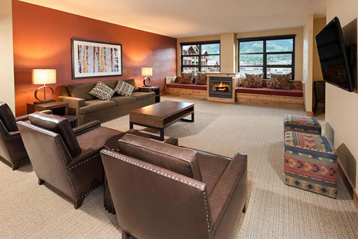 Quarto, 2 quartos (Residence with 2 Kings) | Área de estar | TV de tela plana 42 polegadas com canais via satélite, TV