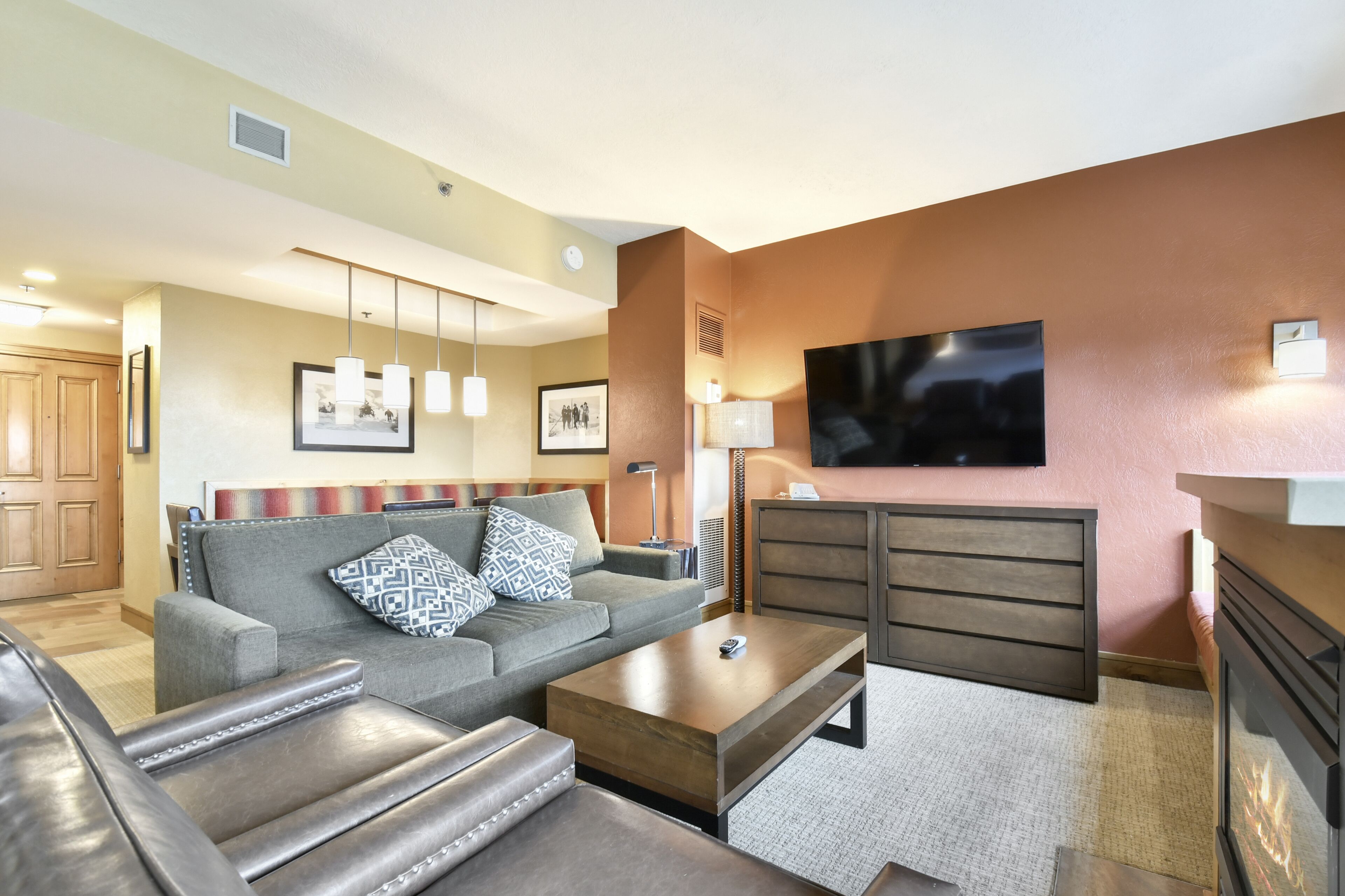 华丽开间 (Residence) | 高档床上用品、加厚床垫、客房内保险箱、熨斗/熨衣板