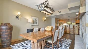 Penthouse, 4 Bedrooms | Dining room
