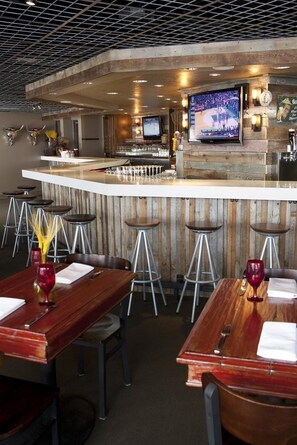 2 restaurants, lunch served - Grand Summit Hotel - Canyons Village, a RockResort (Park City)