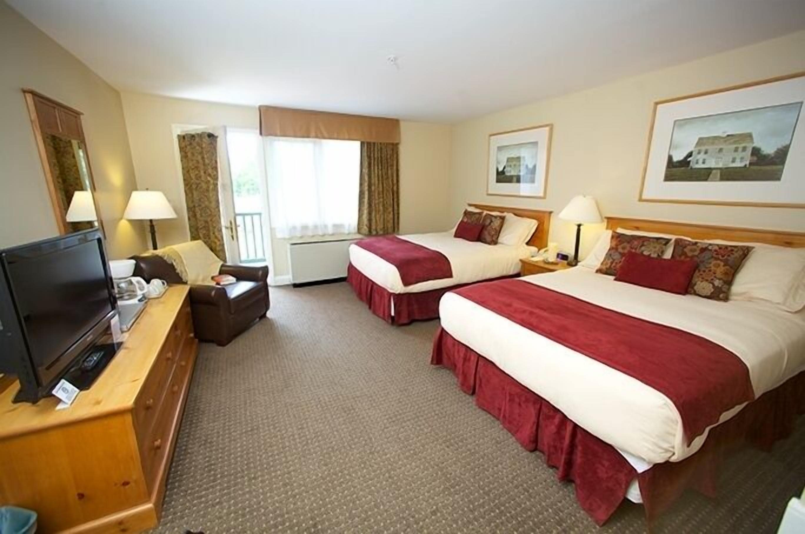 Cofres nos quartos, ferros/tábuas de passar roupa, berços grátis