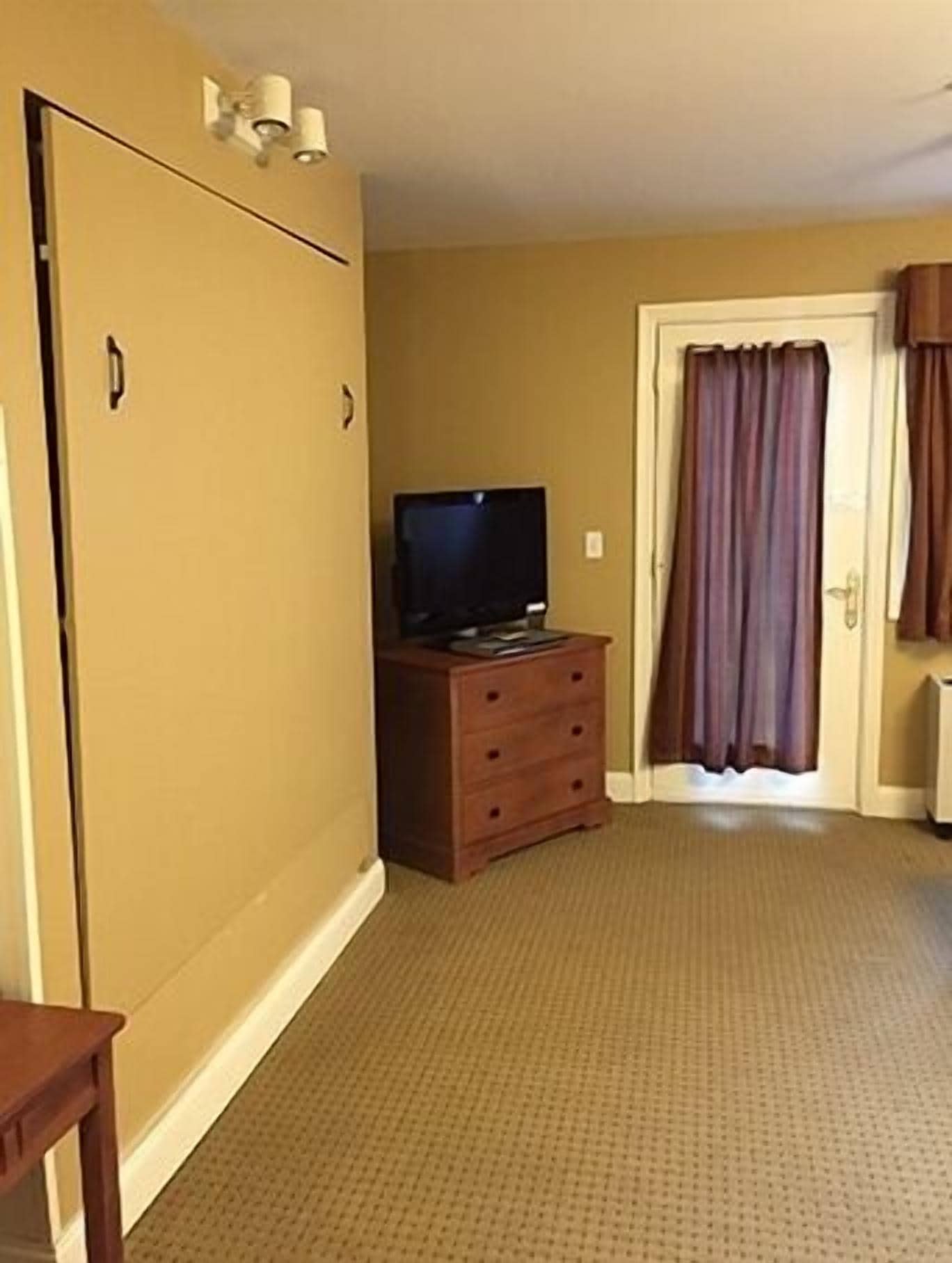 in-room safe, iron/ironing board, free wifi, bed sheets