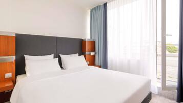 Hochwertige Bettwaren, Schreibtisch, laptopgeeigneter Arbeitsplatz