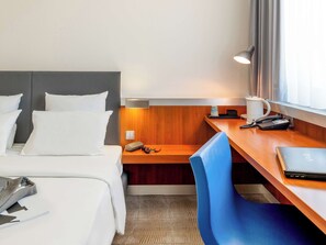 1 bedroom, premium bedding, desk, laptop workspace