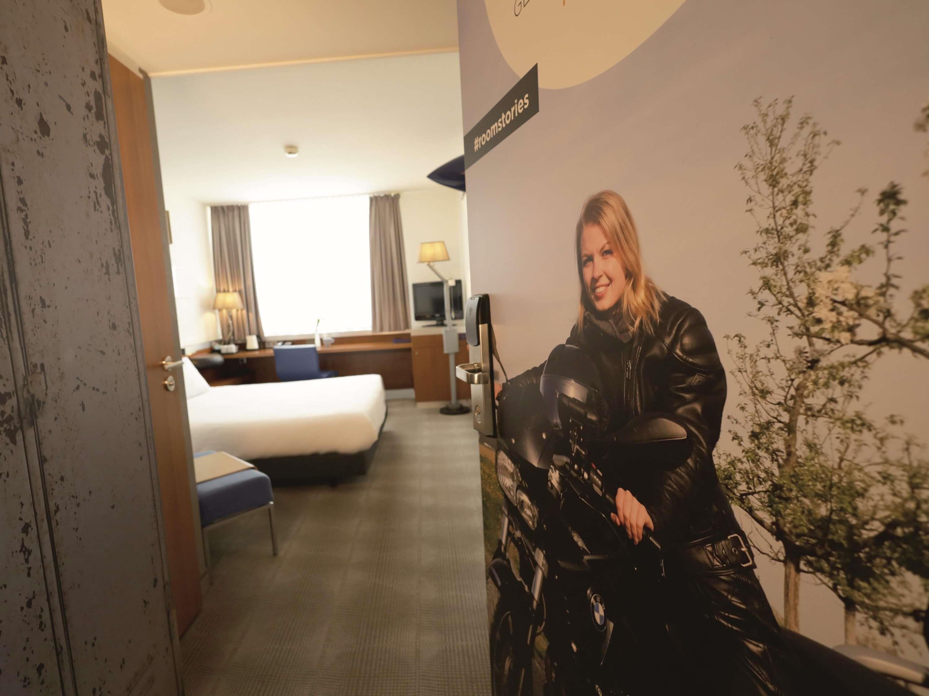 Room, 1 Queen Bed | Premium bedding, desk, laptop workspace, blackout drapes