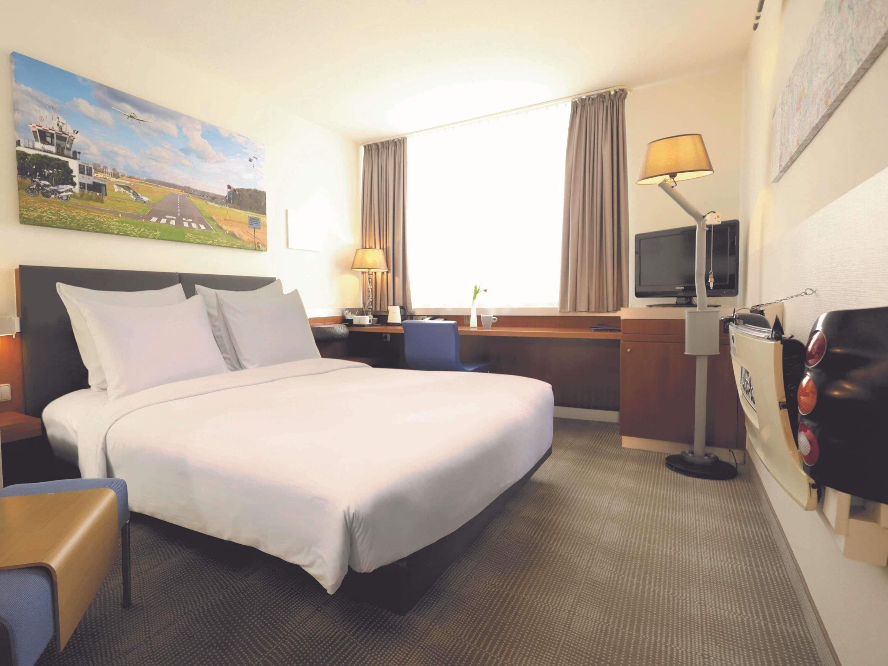 客房, 1 张大床 | 高档床上用品、办公桌、笔记本电脑工作区、遮光窗帘