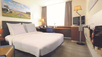 Room, 1 Queen Bed | Premium bedding, desk, laptop workspace, blackout curtains