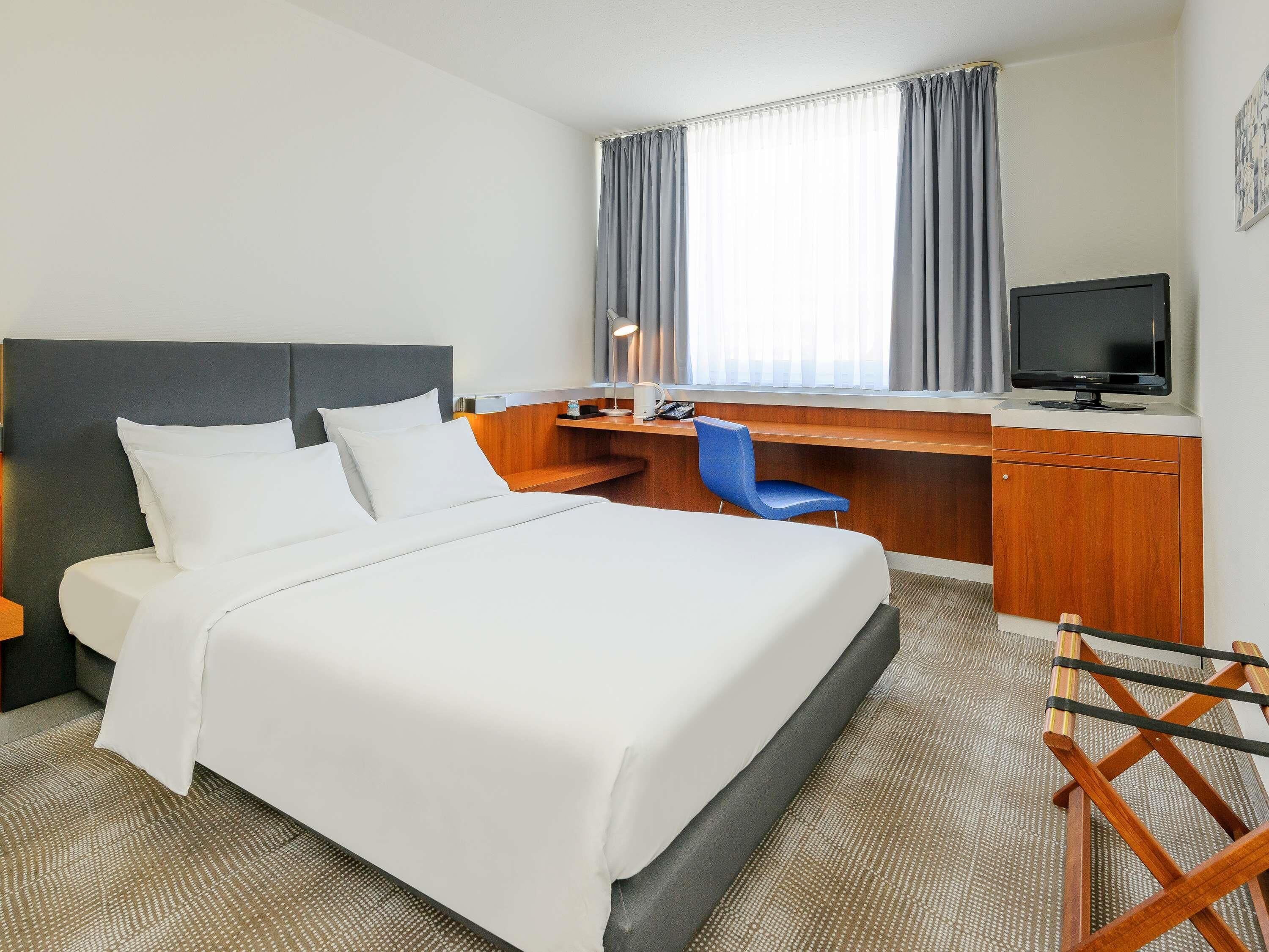 Hochwertige Bettwaren, Schreibtisch, laptopgeeigneter Arbeitsplatz