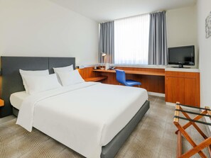 Luxe beddengoed, een bureau, een laptopwerkplek