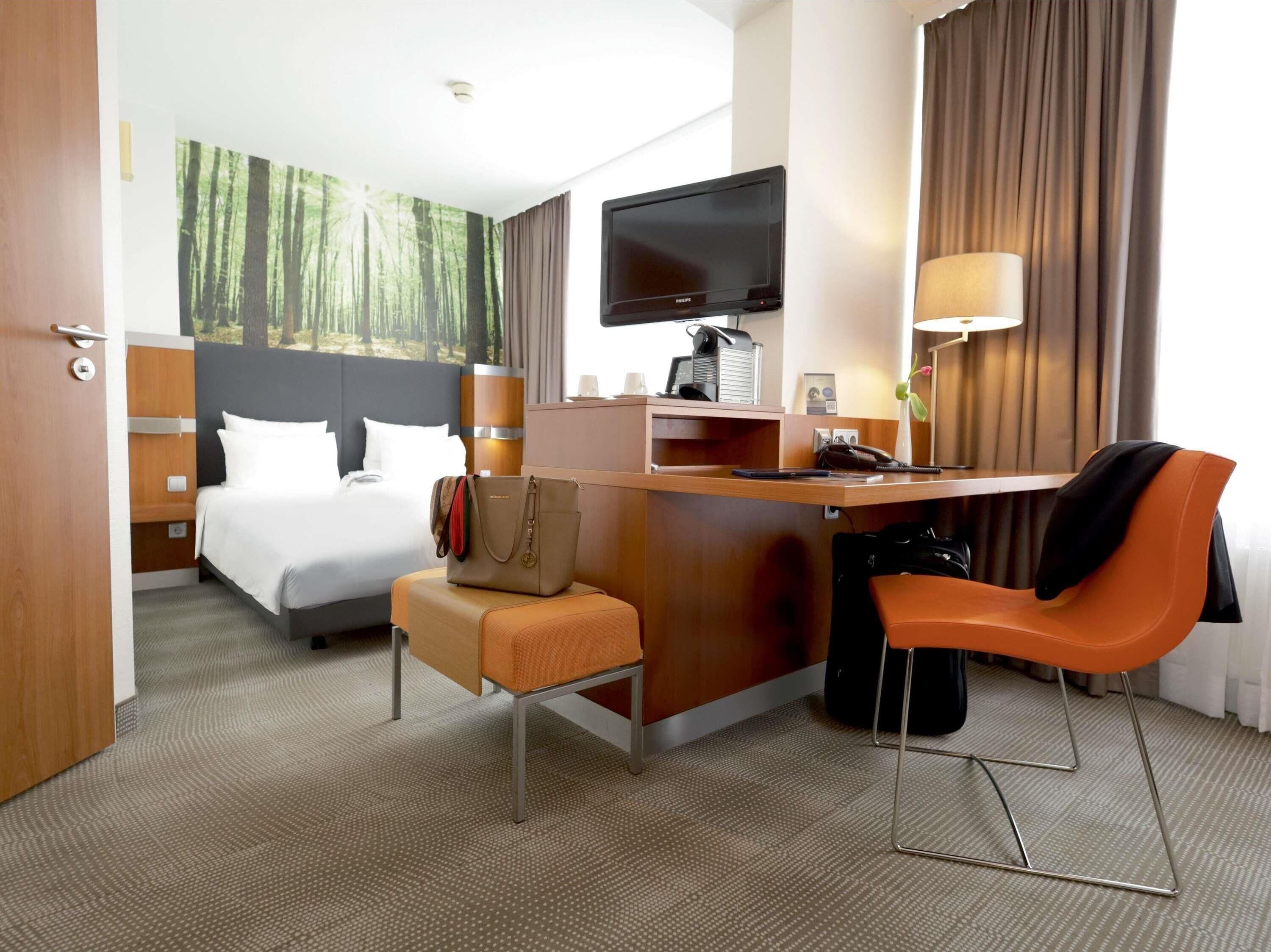 Executive Room, 1 Queen Bed with Sofa bed | Premium bedding, desk, laptop workspace, blackout drapes