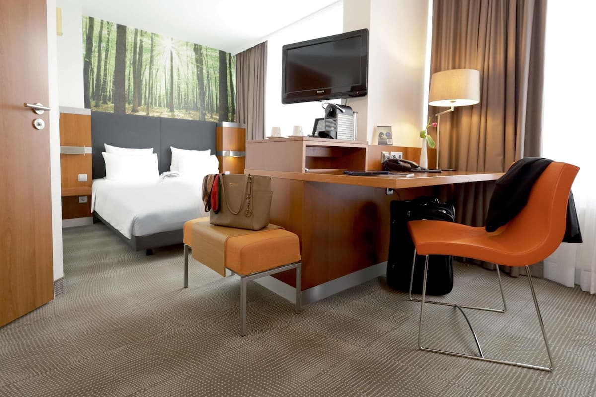 Executive Room, 1 Queen Bed with Sofa bed | Premium bedding, desk, laptop workspace, blackout drapes