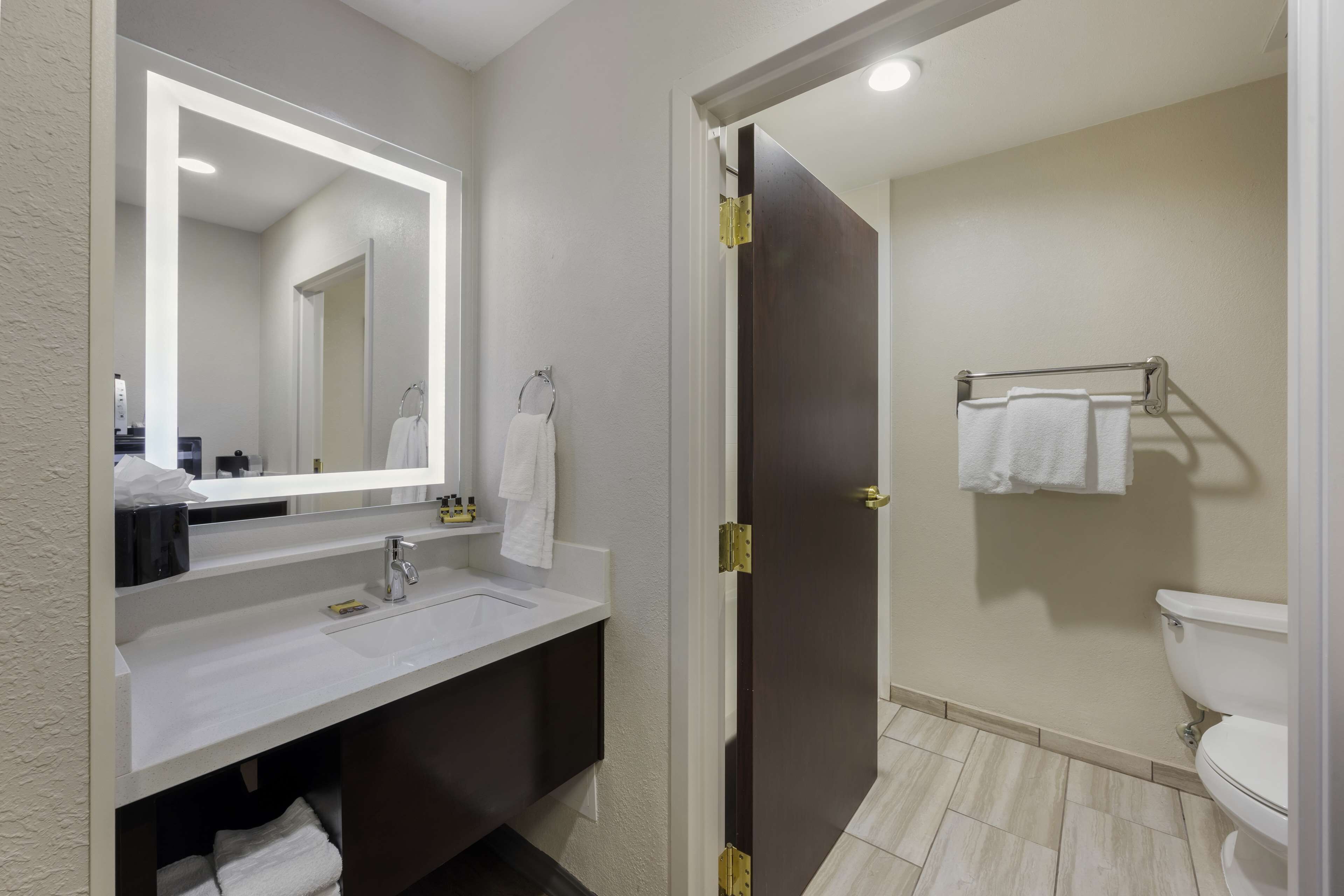 standard room, 1 king bed, non smoking, refrigerator | bathroom | combined shower/bathtub, free toiletries, hair dryer, towels