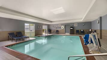 Piscine couverte, piscine extérieure, chaises longues