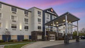 Un hotel Best Western PLUS de diseño moderno, con entrada cubierta y fachada de piedra.