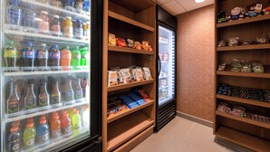 Ein Automatenbereich mit verschiedenen Getränken und Snacks.
