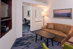 Suite exécutive, 1 chambre | Salle de séjour | Téléviseur ACL de 32 po avec télévision numérique, téléviseur, Netflix