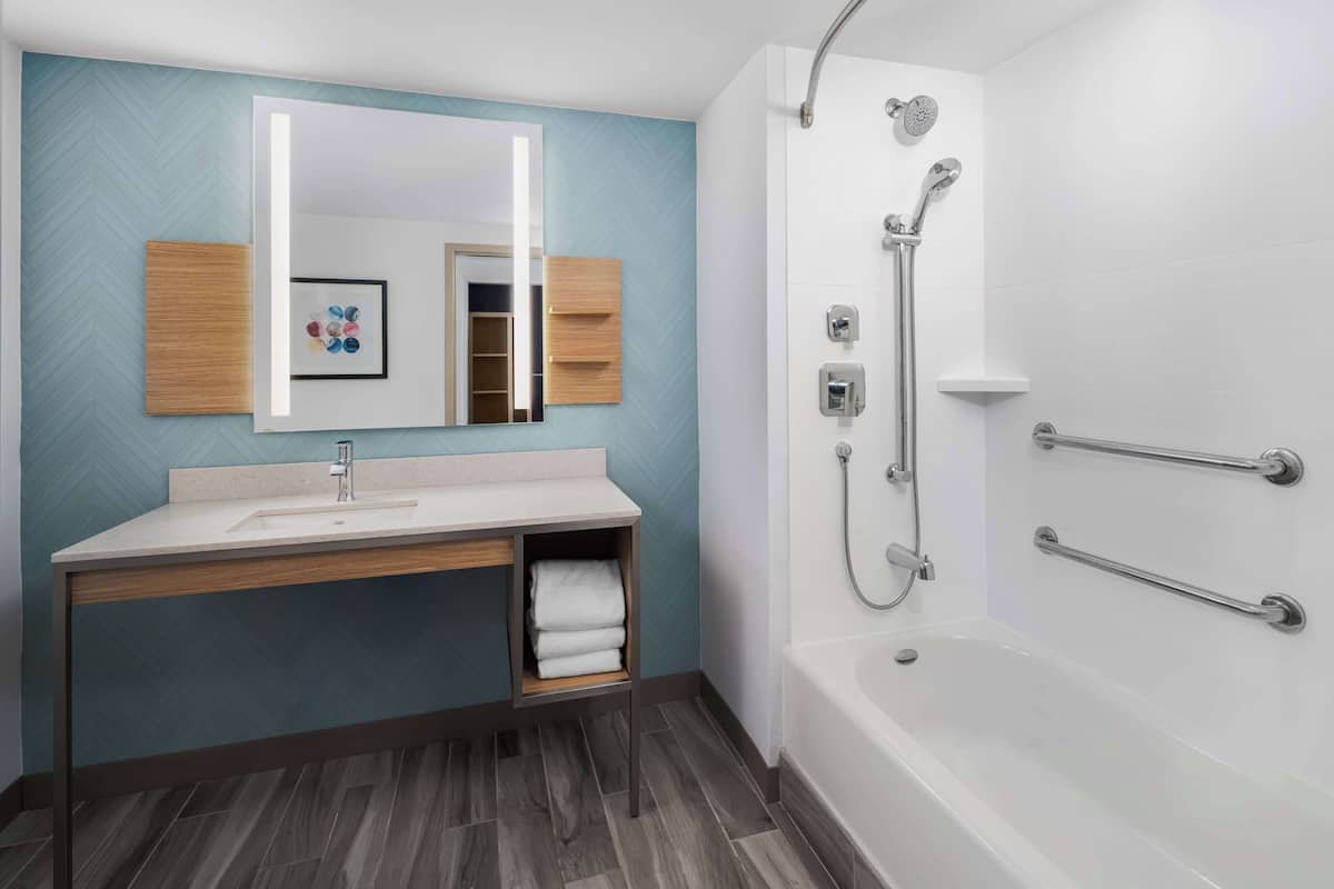 Camera, 1 letto king, accessibile ai disabili, vasca da bagno | Bagno | Set di cortesia gratuito, asciugacapelli, asciugamani