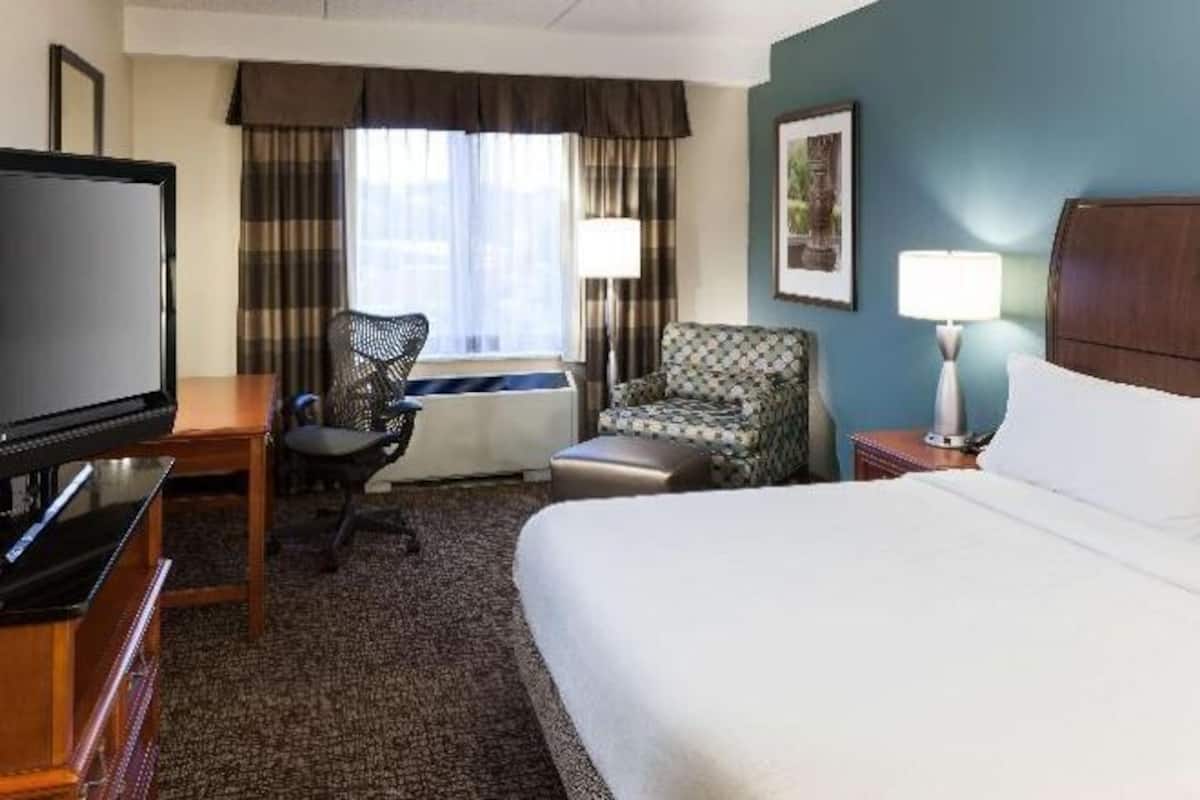 Luxe beddengoed, verduisterende gordijnen, een strijkplank/strijkijzer