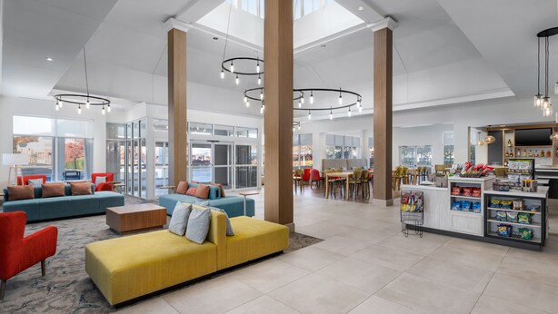 A spacious lobby with high ceilings, modern furniture, and a central seating area. - Hilton Garden Inn Rockaway (Rockaway)