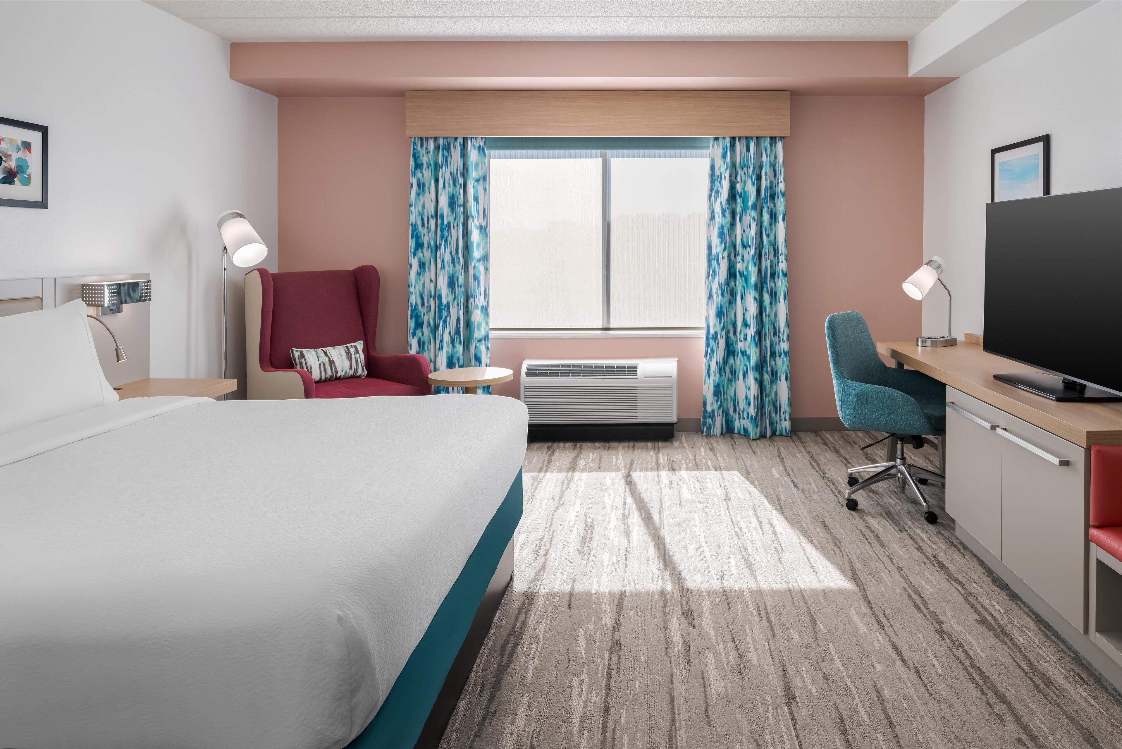 deluxe room, 1 king bed | living area | flat-screen tv, pay films