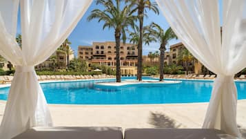 2 piscines couvertes, 3 piscines extérieures, parasols de plage