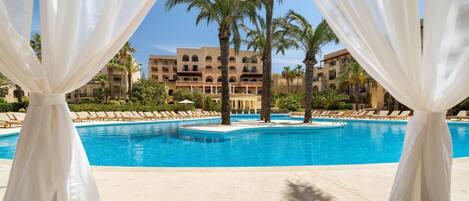 2 piscines couvertes, 3 piscines extérieures, parasols de plage