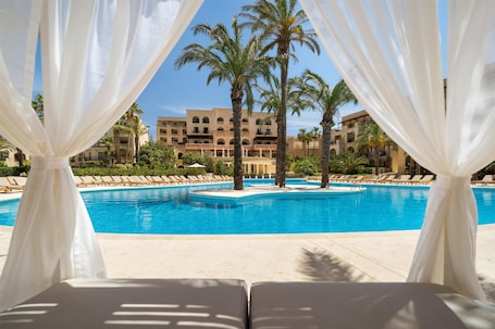 2 indoor pools, 3 outdoor pools, open 7:00 AM to 9:00 PM, pool umbrellas