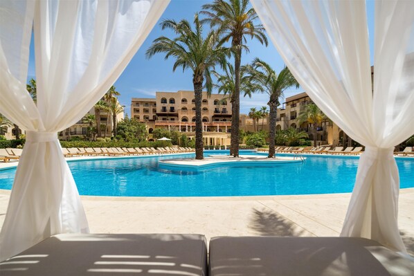 2 albercas techadas, 3 albercas al aire libre y sombrillas en la alberca