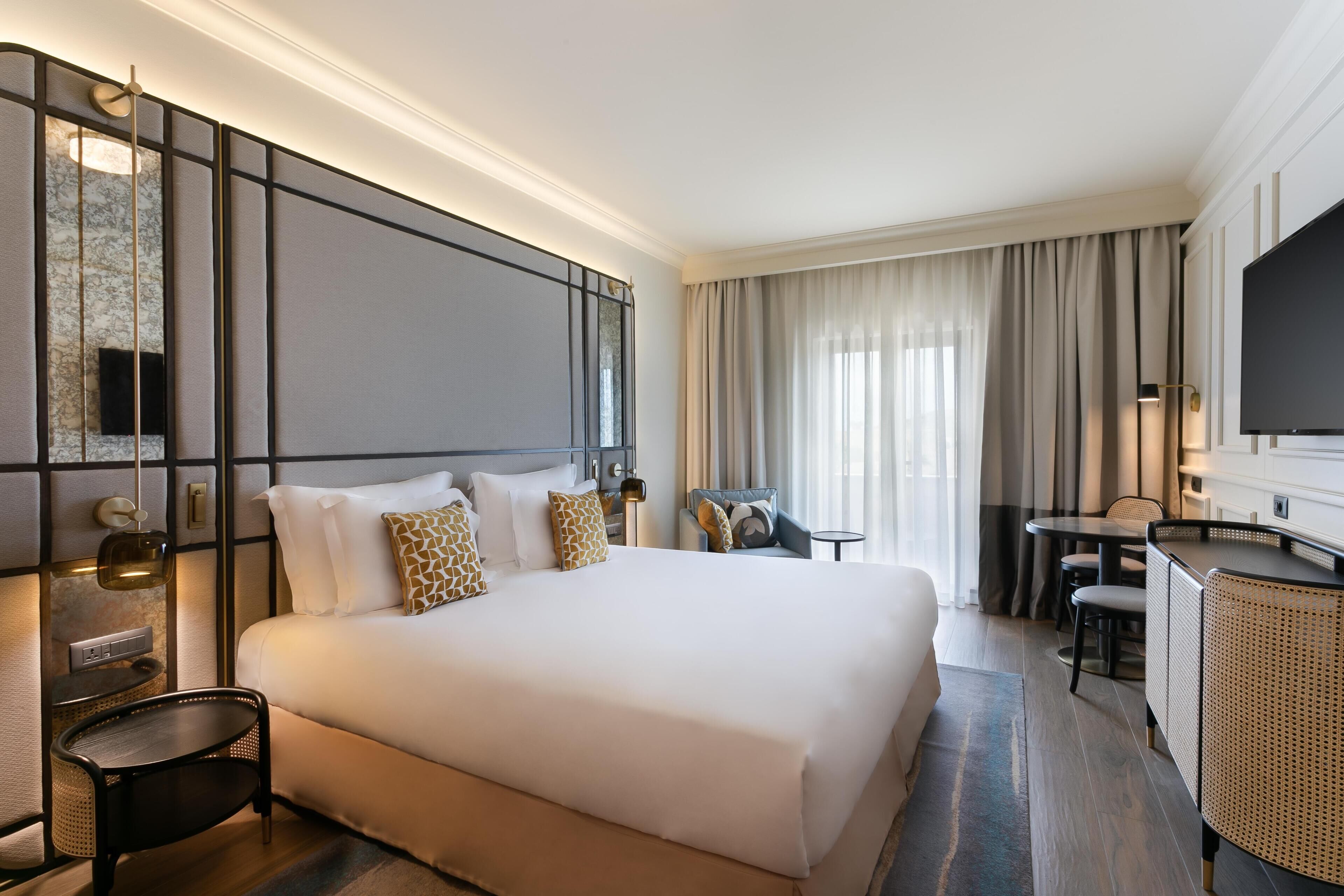 Deluxe Suite | 1 bedroom, hypo-allergenic bedding, minibar, in-room safe