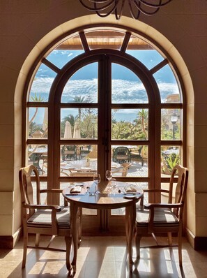 4 restaurantes; se sirven desayunos, almuerzos, cenas y cocina regional