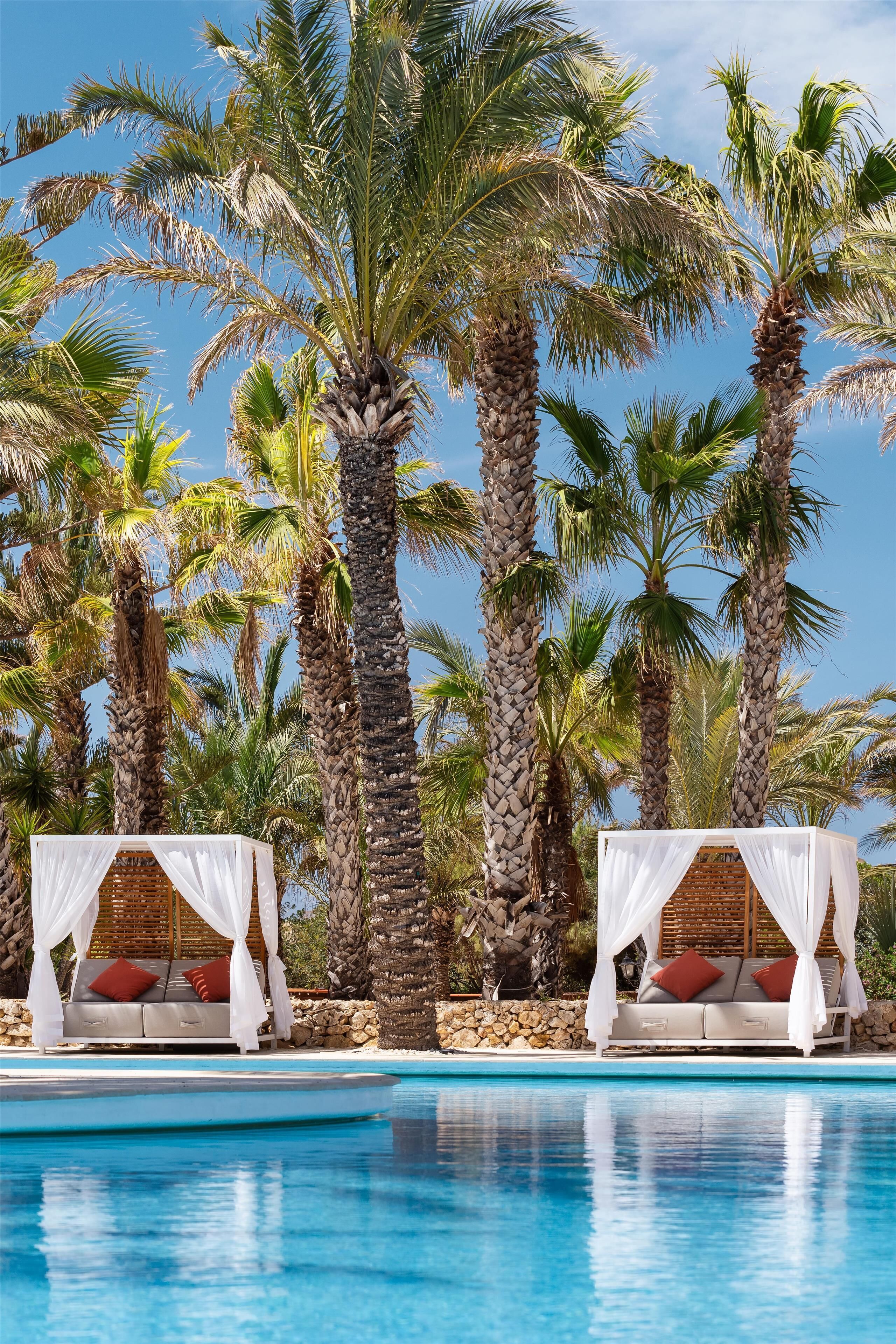 2 indoor pools, 3 outdoor pools, open 7:00 am to 9:00 pm, pool umbrellas