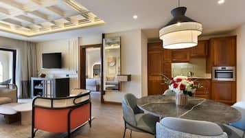 Suite Grand, vista a la alberca | 1 habitación, ropa de cama hipoalergénica y minibar