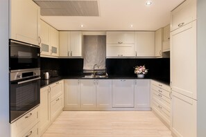 غرفة (2 BR San Lawrenz Residence) | ملاءات للفراش لا تسبب الحساسية وميني بار وخزنة داخل الغرفة ومكتب