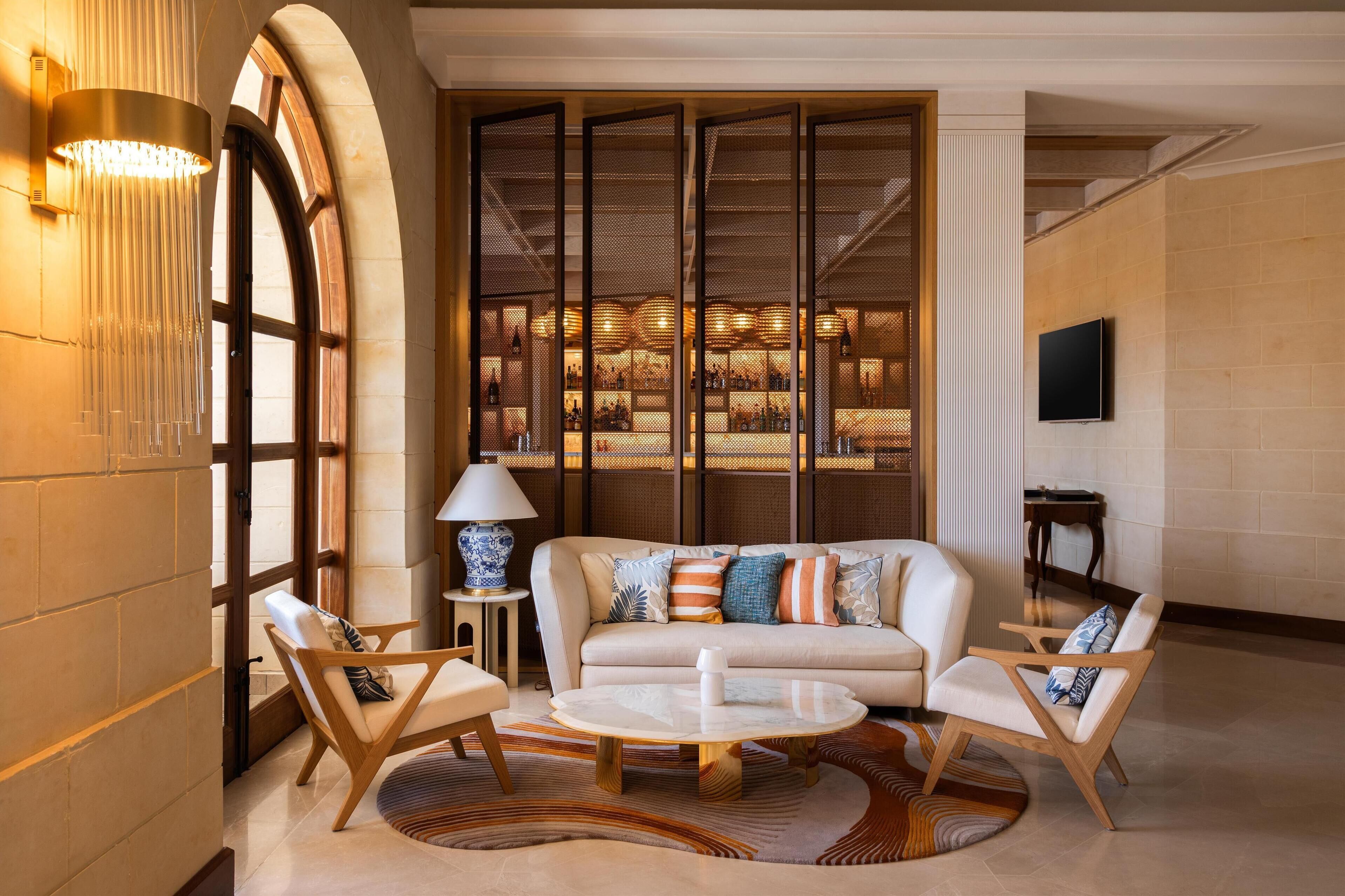 2 bars/lounges, poolside bar