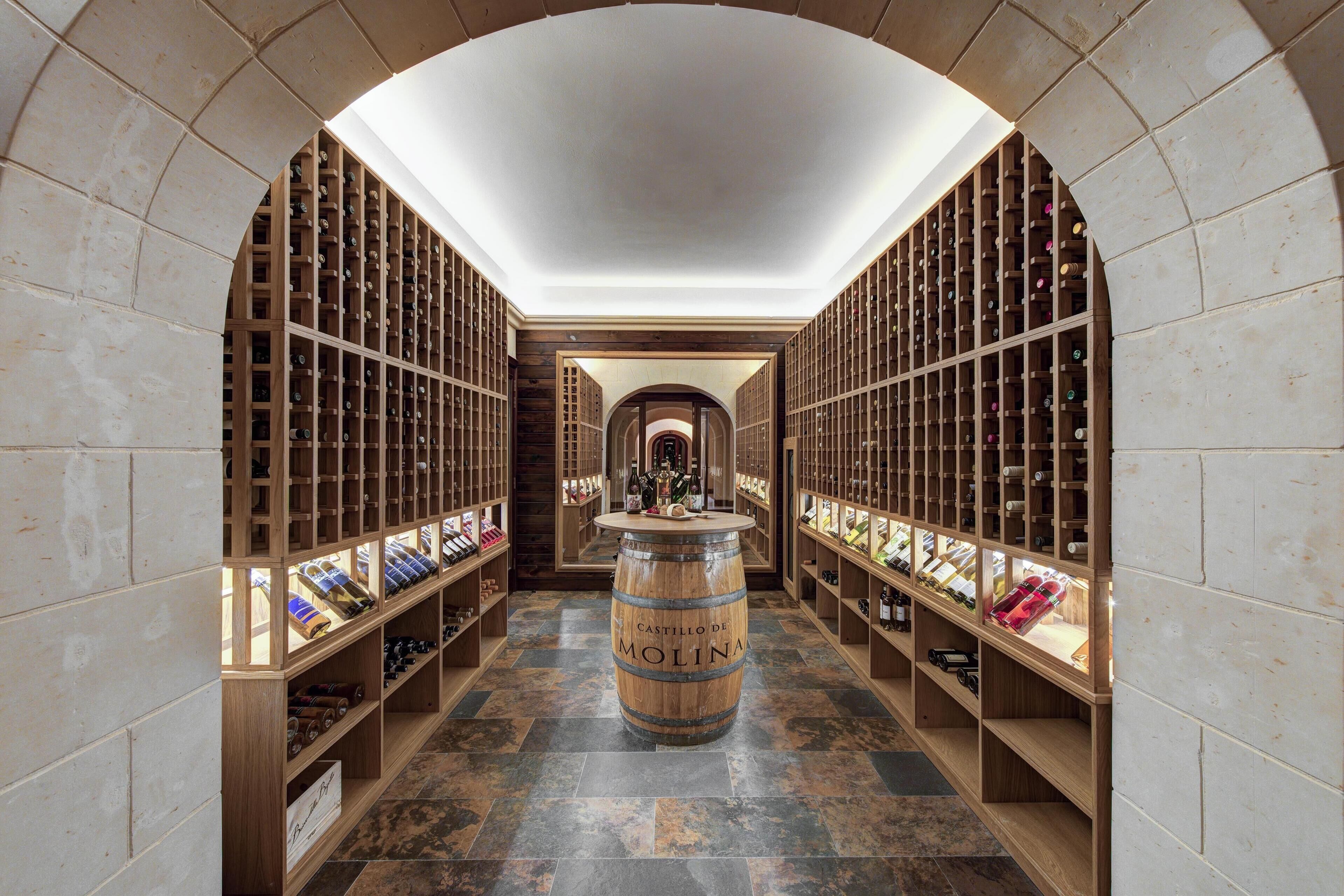 4 restaurants, breakfast, lunch, dinner served; regional cuisine