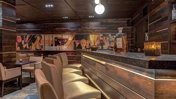 Un ristorante con pannelli in legno, un'area bar e un affresco sulla parete.