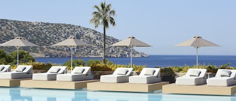 Piscine couverte, 2 piscines extérieures, parasols de plage