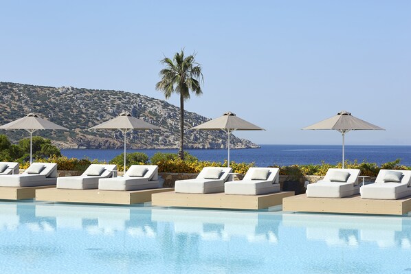 Piscine intérieure, 2 piscines extérieures, parasols, chaises longues