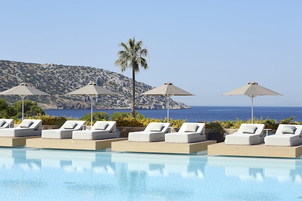 Una piscina techada, 2 piscinas al aire libre, sombrillas