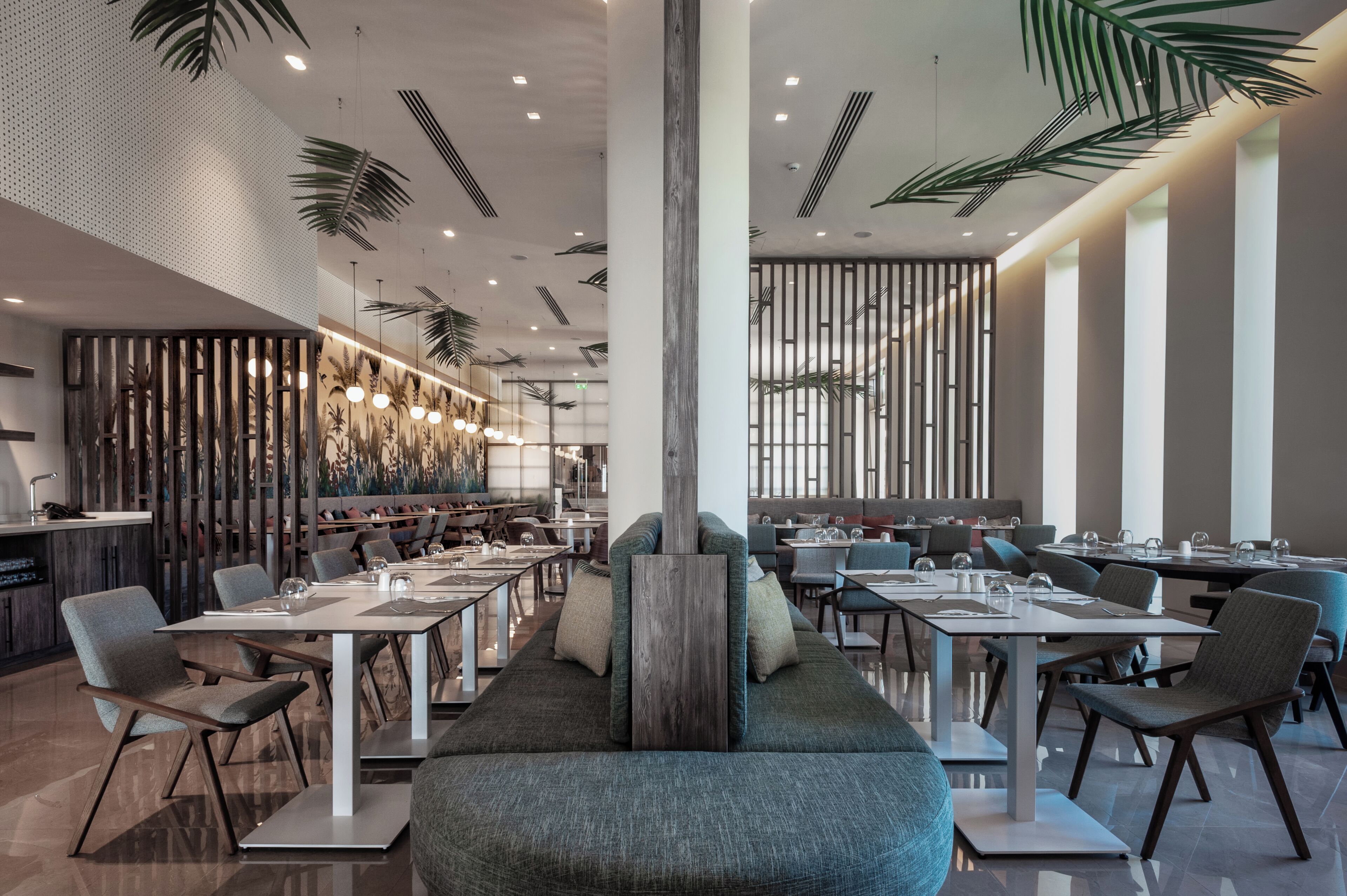 4 restaurants; breakfast, lunch, dinner, and brunch served