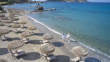 Playa privada, camas de playa (con cargo), camastros y sombrillas